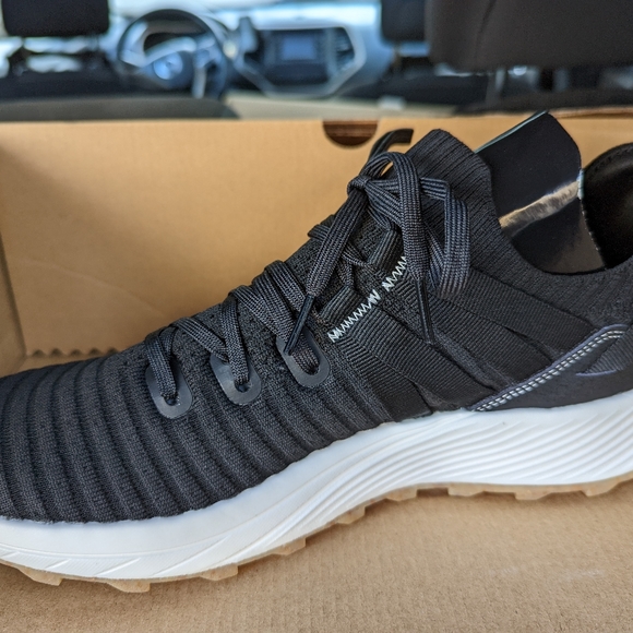 Brand new Merrell women's walking shoes - Picture 3 of 3